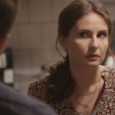 Gréta nevie, či môže manželovi veriť.