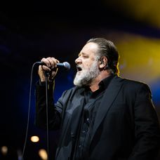 Koncert Russella Croewa s jeho kapelou Indoor Garden Party