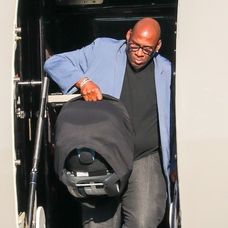 Rihanna so synom a partnerom pristáli v Los Angeles