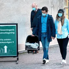 Šťastní rodičia odchádzali so synčekom z pôrodnice.