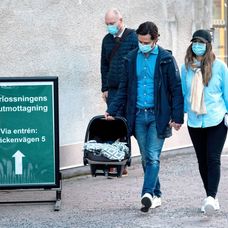 Šťastní rodičia odchádzali so synčekom z pôrodnice.