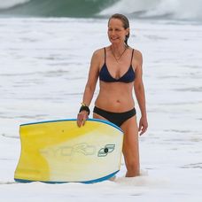 Helen Hunt na pláži v Malibu