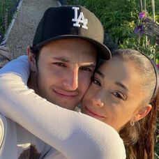 Ariana Grande a Dalton Gomez