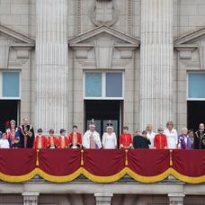 Britská kráľovská rodina na balkóne Buckinghamského paláca