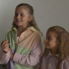 Dievčatá priniesli Norovy cestovné pasy.