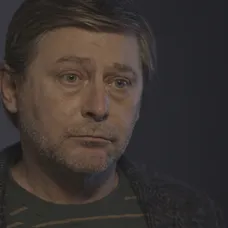 Andrej navštívi rodičov pacienta, ktorý zomrel.