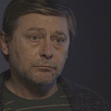 Andrej navštívi rodičov pacienta, ktorý zomrel.