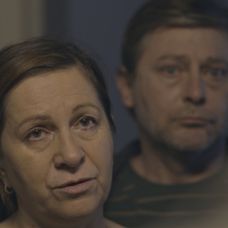 Andrej navštívi rodičov pacienta, ktorý zomrel.