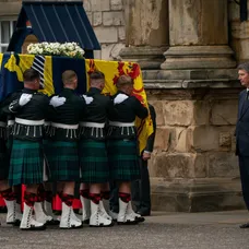 Rakva s pozostatkami kráľovnej Alžbety II. už je v Edinburghu