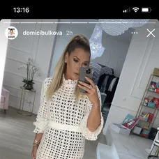 Dominika si na oslavu zvolila slávnostný outfit 