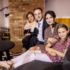 Braňo Mosný a Alžbeta Bartošová so seriálovými deťmi