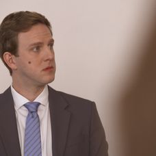 Gréta a Noro na rozvodovom pojednávaní.