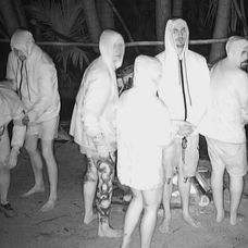 Michael skončil na zemi a ostatní sa mu snažili pomôcť.