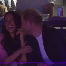 Princ Harry chcel pobozkať Meghan pred zrakmi tisícok ľudí: Odmietla ho