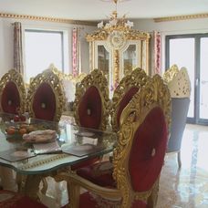 Babulin dom je zariadený v pompéznom štýle.