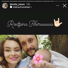 Mladá rodinka žiari šťastím.