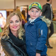 Policajti stoja pred barom v Hanau, kde sa útok stal.