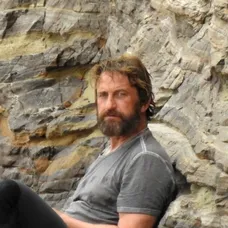 Gerard Butler na pláži v Malibu