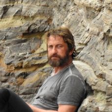 Gerard Butler na pláži v Malibu