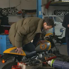 Edo premýšľa nad kúpou motorky.