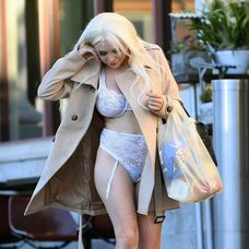 Courtney Stodden v potravinách. 