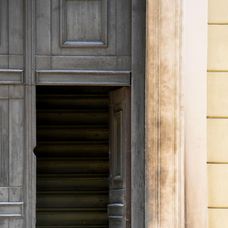 Muž na elektrickom vozíku hodil zápalné fľaše na kráľovský palác v Osle