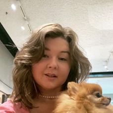 Evelyn s tmavými vlasmi