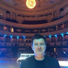 Rick Astley pred slávnostným gongom otvorenia plesovej sezóny v SND.