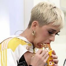 Katy Perry si do úst napchala naraz sedem kuracích nugetiek