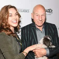 Legendárny kapitán zo StarTreku, Patrick Stewart, je vo vzťahu so Sunny Ozel. Je medzi nimi 38 ročný rozdiel.