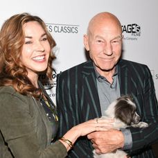 Legendárny kapitán zo StarTreku, Patrick Stewart, je vo vzťahu so Sunny Ozel. Je medzi nimi 38 ročný rozdiel.