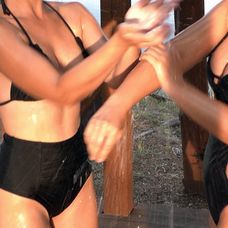 Veronika a Daniela sa spolu aj sprchujú