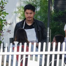 Čerstvý otecko Henry Golding