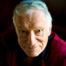 Zľava Holly Madison, Bridget Marquardt, Hugh Hefner a Kendra Wilkinson na premiére The House Bunny v Los Angeles