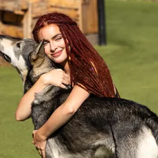 Rachel a Claude si z vily vyšli na rande.