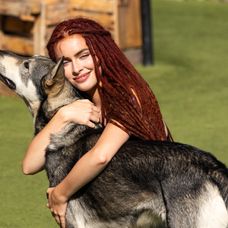 Rachel a Claude si z vily vyšli na rande.