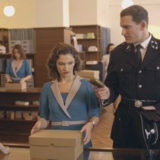 Klaus prinesie Eve darček ako odškodnenie, že si ju nevšímal v kabarete.