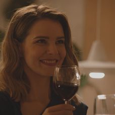 Laura vyzvala Andreja, aby na taxík počkala u neho doma.