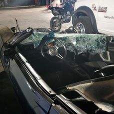 Rozmlátené auto Kevina Harta po autonehode