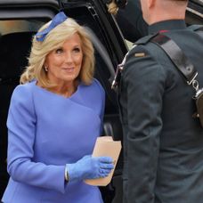 Príchod hostí na korunováciu