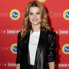 Zamestnanec pracuje v ochrannom oblečení v laboratóriu Chuo-jen 6. februára 2020 v čínskom meste Wu-chan.