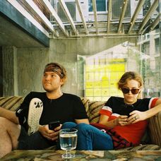 Riley na fotografiách s bratom Benjaminom.