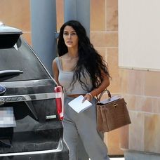 Kim Kardashian a Kanye West na odchode z nemocnice. 