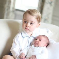 Na nedatovanej snímke, ktorú zverejnil Kensingtonský palác je princezná Charlotte v sídle Amner Hall v Norfolku.