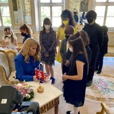 Prezidentka SR Zuzana Čaputová venovala deťom z Oteckov na pamiatku podpis.