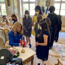 Prezidentka SR Zuzana Čaputová venovala deťom z Oteckov na pamiatku podpis.