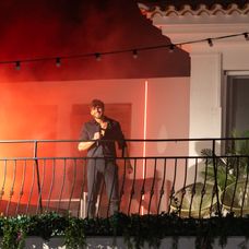 Lu sa vrátil do vily a Adriane zaspieval vlastnú pieseň.