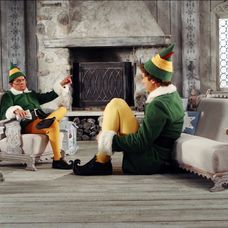 Bob Newhart ako adoptívny otec Buddyho vo filme Vianočný škriatok.