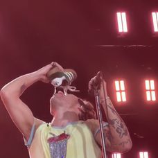 Harry Styles sa počas koncertu napil z tenisky