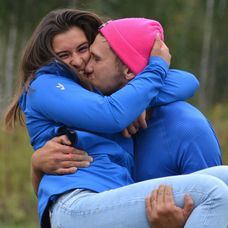 Emily na prechádzke s manželom